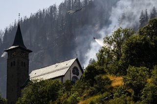 L'incendie à l'entrée de la vallée de Conches s'est déclaré lundi soir. Le feu n'était toujours pas maîtrisé samedi matin (archives).